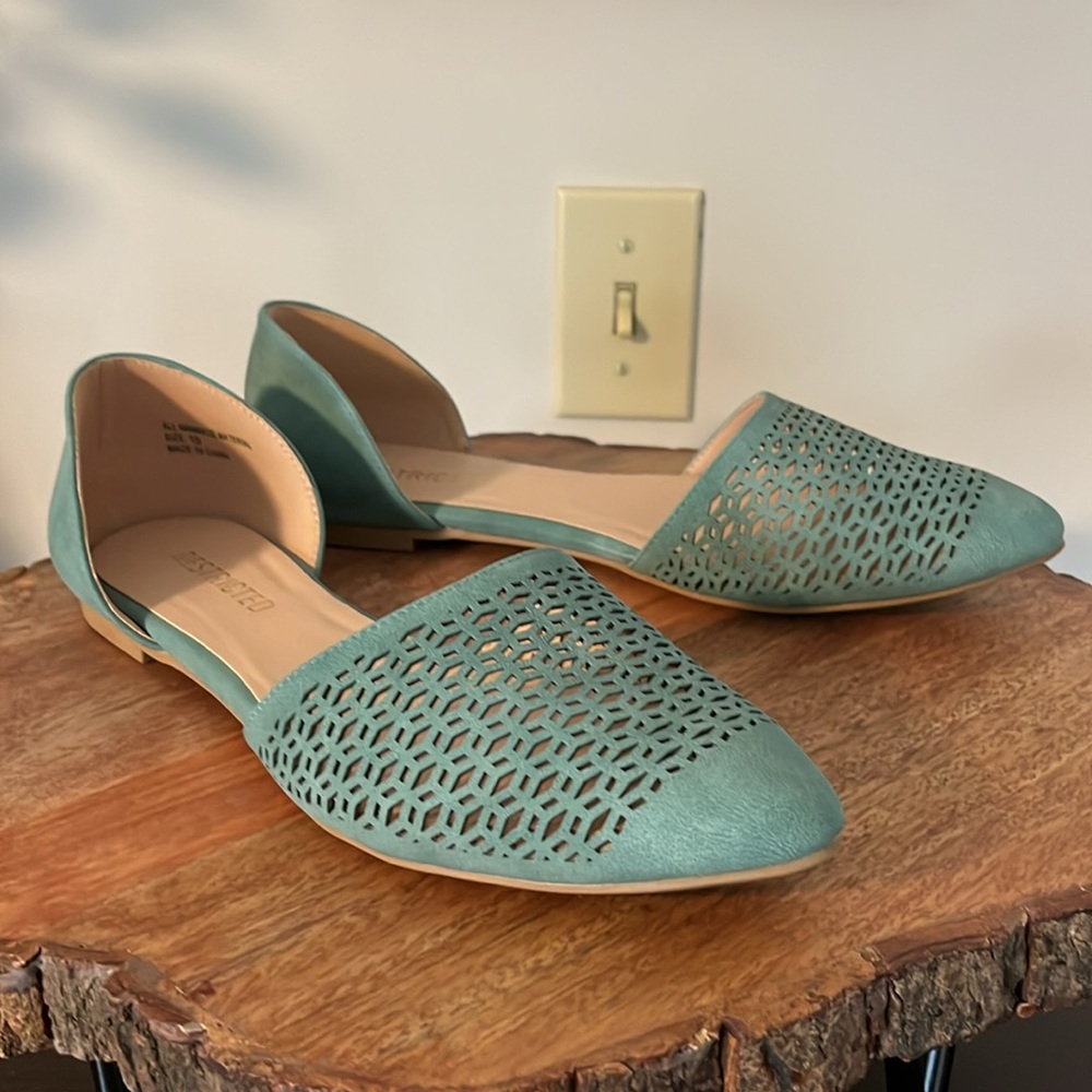 Mint Flats with Cut Outs - Like New